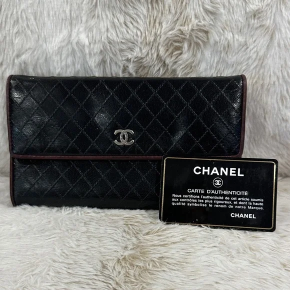 CHANEL Black Quilted wallet with Silver Logo - Picture 1 of 6
